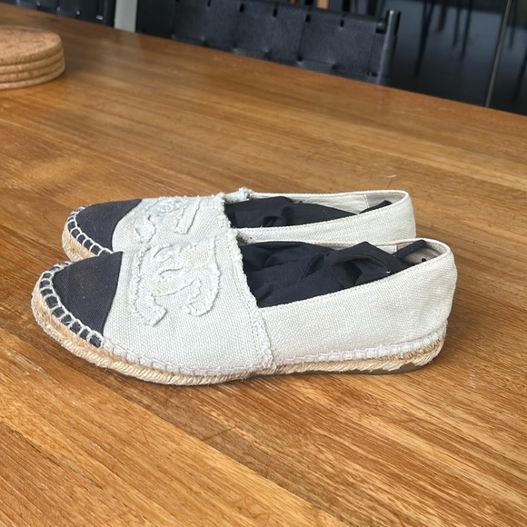 CHANEL
Interlocking CC Logo Canvas Espadrilles - Picture 4 of 11